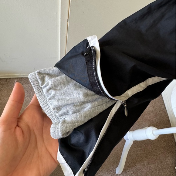3/$30 Nike Vintage Black Windbreaker - Picture 4 of 5
